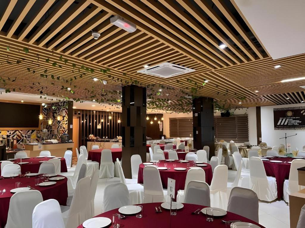 D Arc Hotel Kota Kinabalu Exterior foto